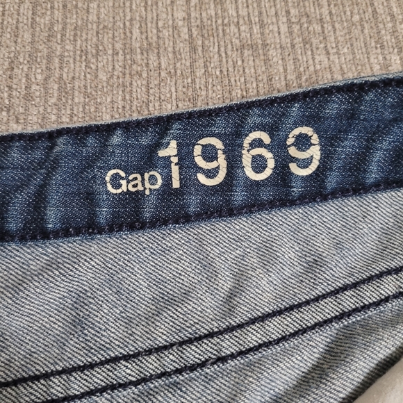 GAP Summer Out Offs Denim Shorts Distressed Hem Size 31 / 12 - Picture 4 of 5